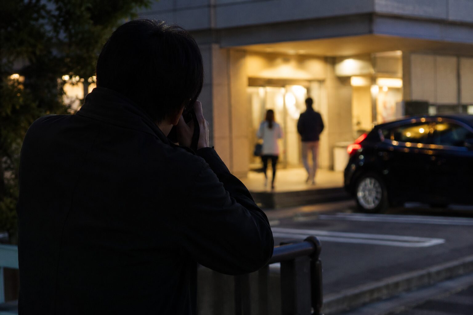 張り込みを行う調査員のイメージ写真