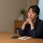 浮気調査の相談タイミングと証拠集めについて探偵に相談する女性