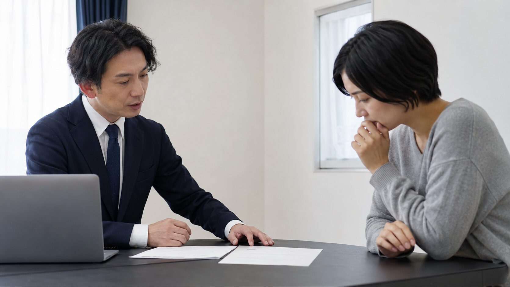 探偵社の無料相談で担当者と話す様子のイメージ
