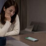 配偶者のLINEを確認し浮気の証拠について悩む女性
