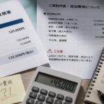 探偵調査の追加費用について見積書を確認する様子