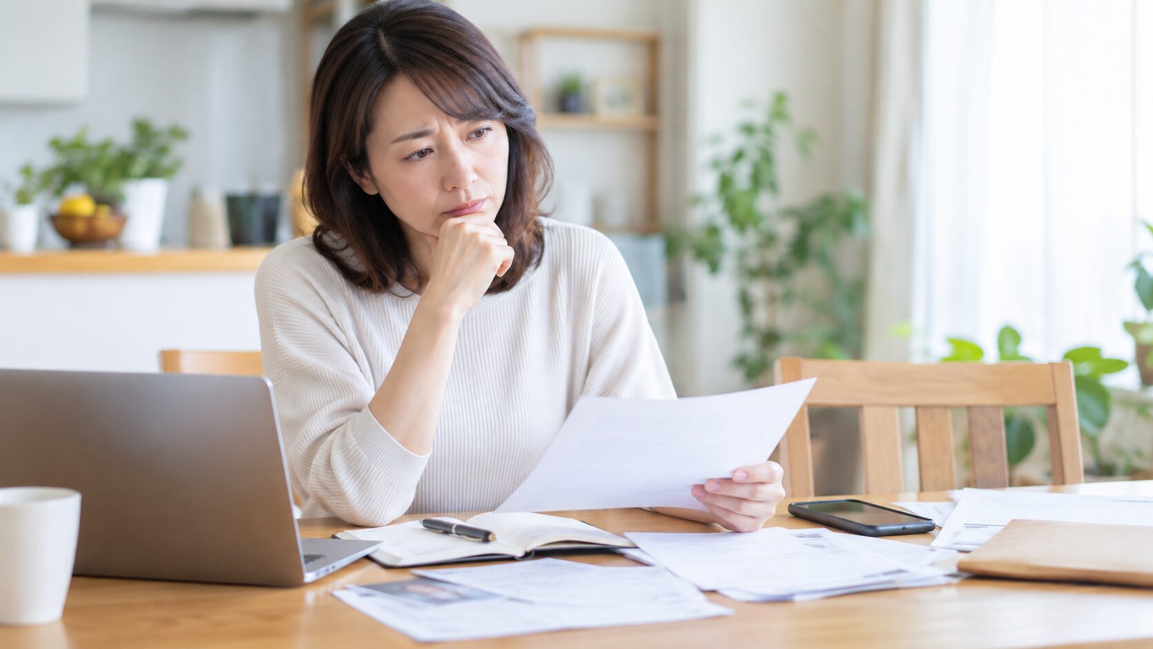 不倫を疑ったときに探偵と弁護士どちらに相談すべきか悩む様子