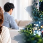 夫の浮気を問い詰めた後、警戒された状態でも浮気調査ができるか悩む女性と探偵の調査イメージ